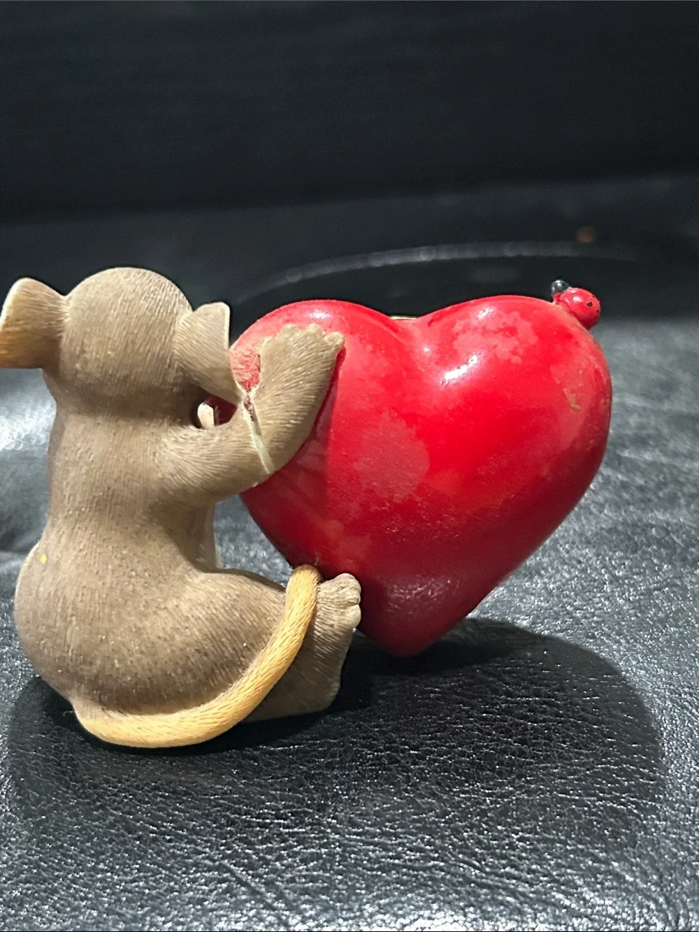 Beige Mouse Figurine Holding Red Heart Clock – Decorative Table Accent